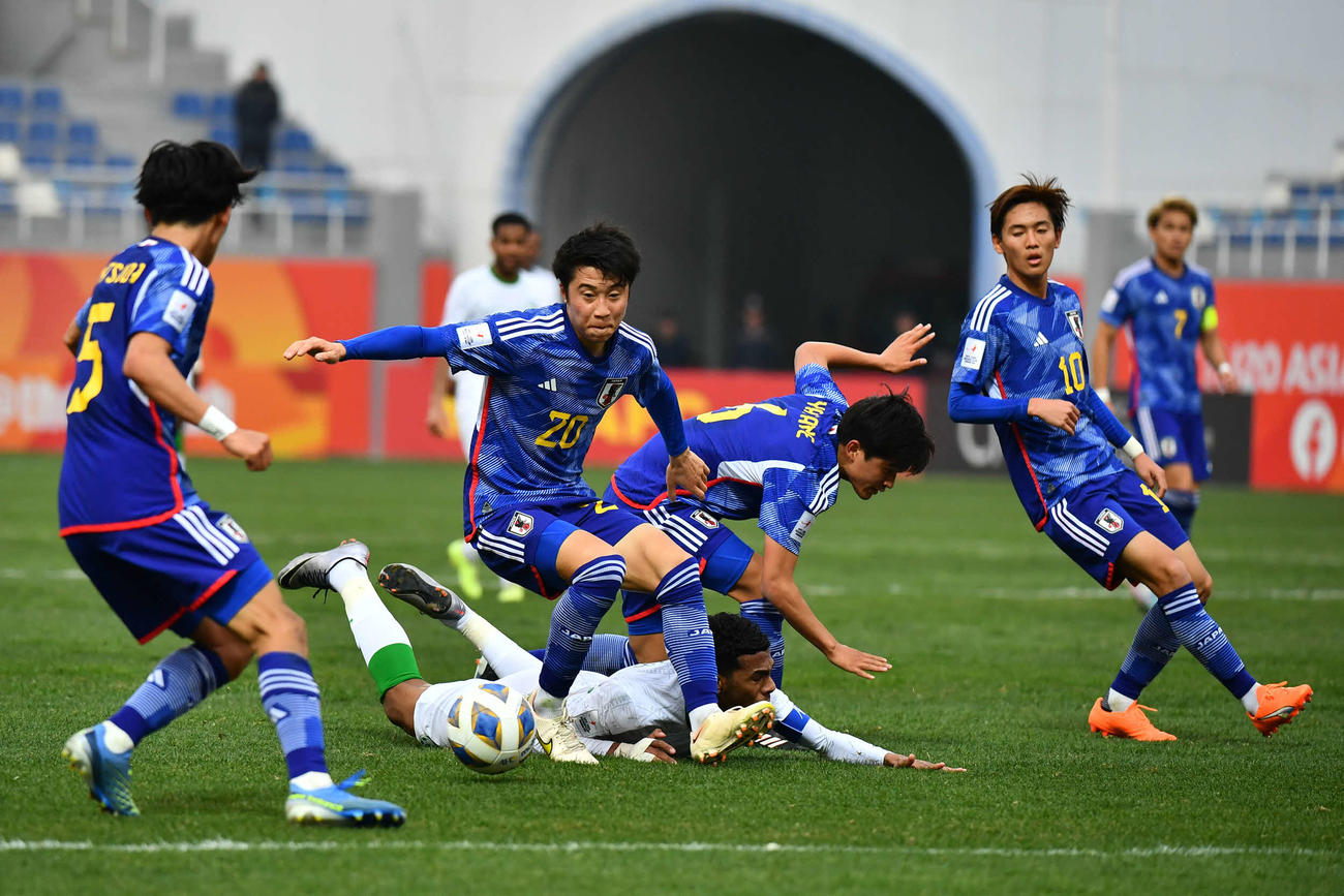 日本対サウジアラビア　前半、厳しい守備を見せる安部（左から2人目）ら(C)AFC