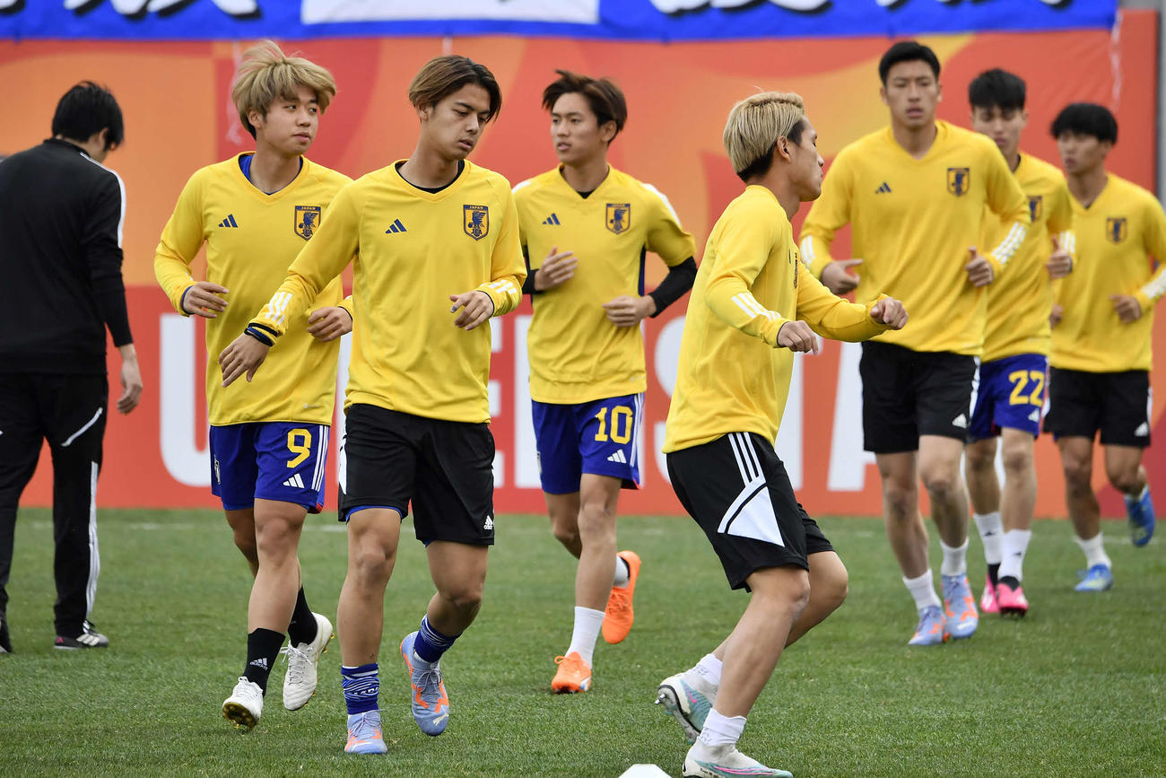 日本対サウジアラビア　試合前、ウオーミングアップする日本の選手たち(C)AFC