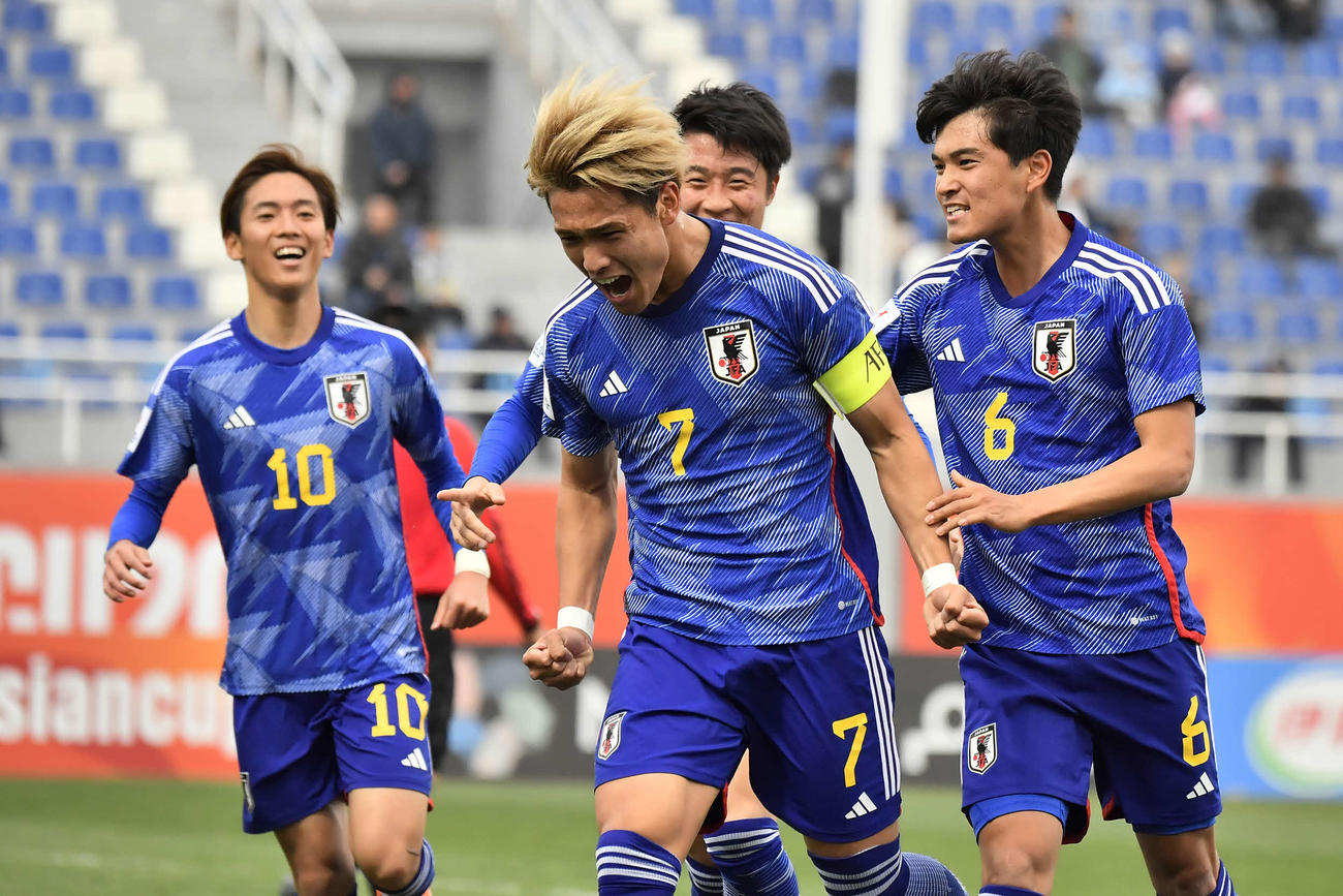 日本対サウジアラビア　前半、先制ゴールを決めて喜ぶ松木（中央）(C)AFC