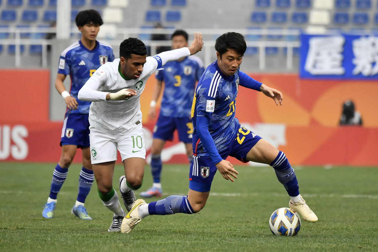 日本対サウジアラビア　前半、競り合う安部（右）(C)AFC