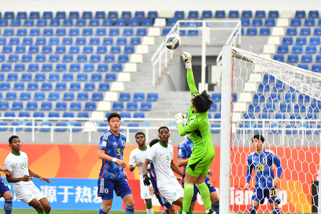 日本対サウジアラビア　前半、クリアするGK木村（右手前）(C)AFC