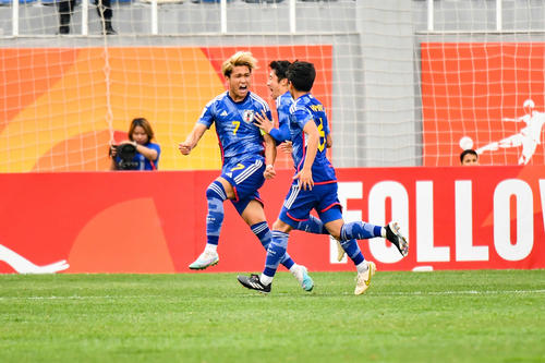 日本対サウジアラビア　前半、先制ゴールを決めて雄たけびを上げる松木（左）(C)AFC