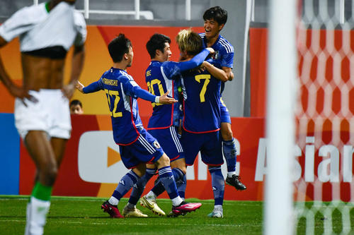 日本対サウジアラビア　後半、松木（右下）が決勝ゴールを決め、歓喜の輪をつくる選手たち(C)AFC