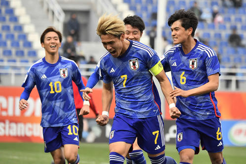 日本対サウジアラビア　前半、先制ゴールを決めて喜ぶ松木（中央）(C)AFC