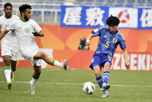 日本対サウジアラビア　前半、パスを出す松田(C)AFC