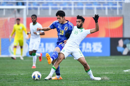 日本対サウジアラビア　前半、競り合う熊田（手前左）(C)AFC