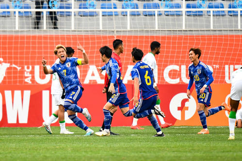 日本対サウジアラビア　前半、先制ゴールを決めて仲間と喜ぶ松木（左）(C)AFC