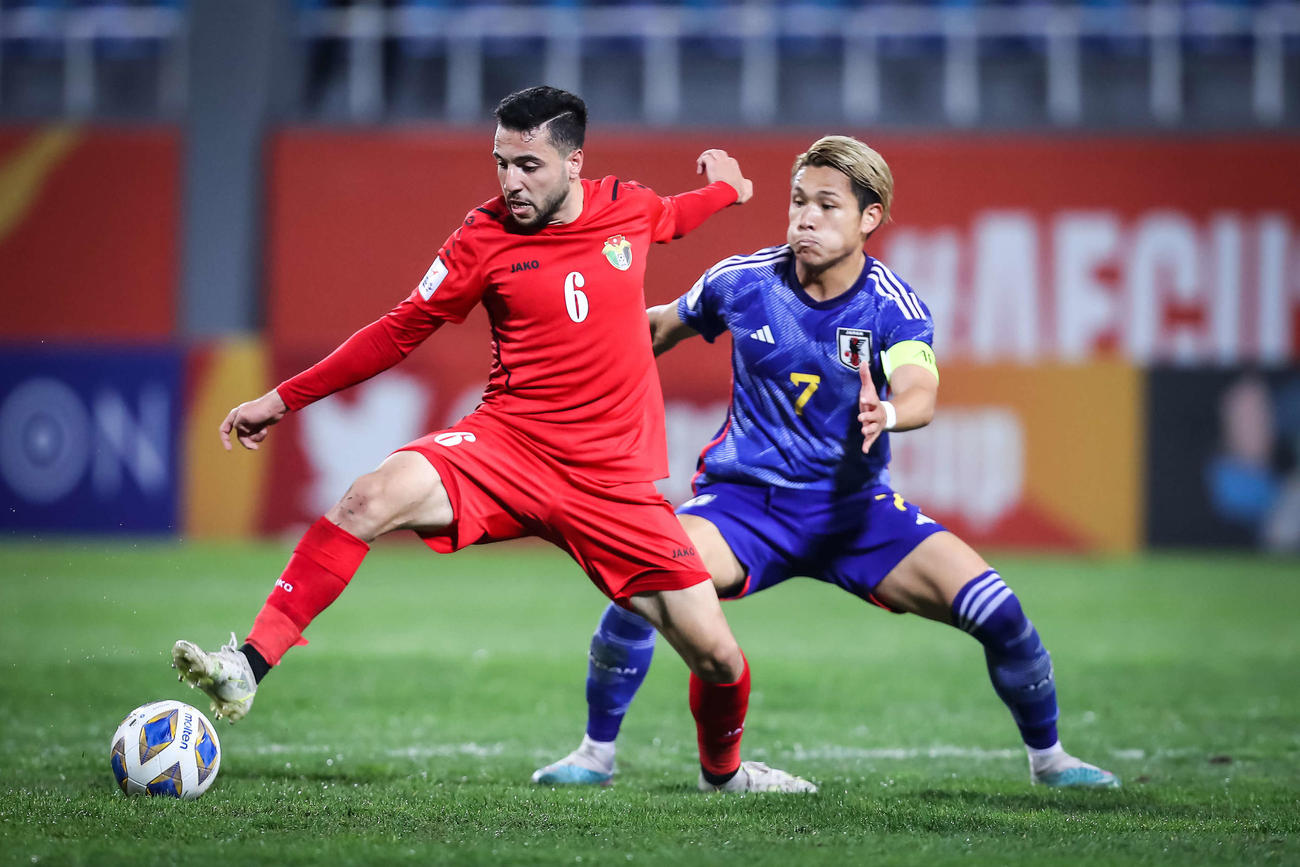 日本対ヨルダン　前半、相手の動きをマークする松木（C）AFC