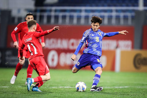 日本対ヨルダン　前半、シュートを放つ佐野航大（C）AFC