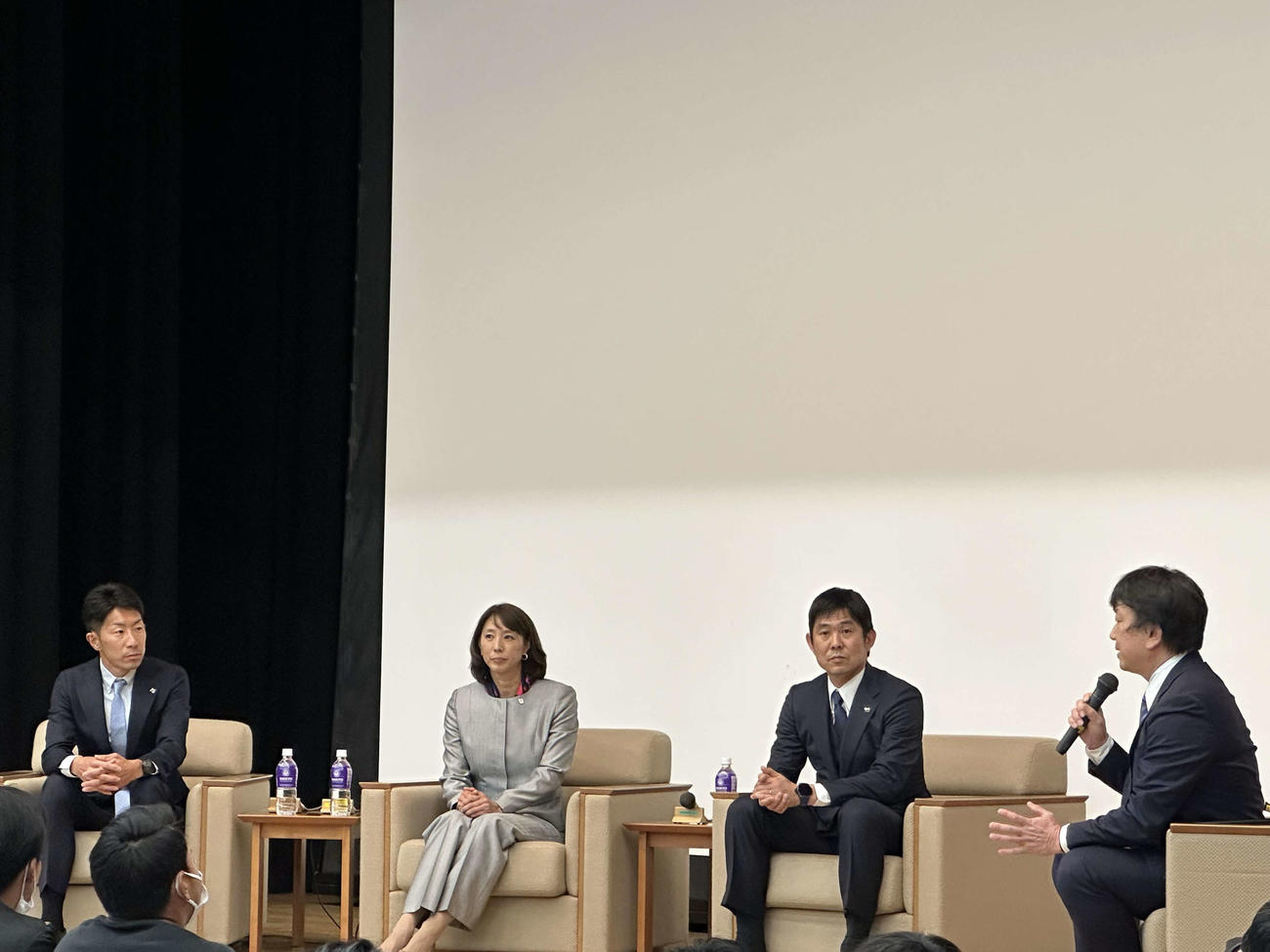 立教大学で行われた講演に出席した日本代表の森保一監督（右から2番目）。左端が上野裕一郎氏、2番目が小谷実可子氏