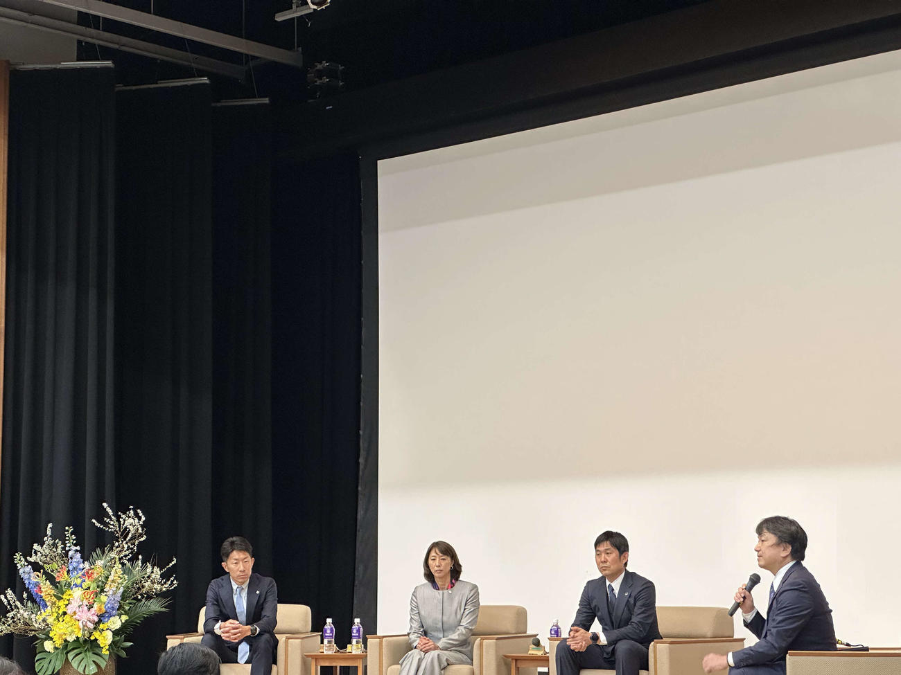 立教大学で行われた講演に出席した日本代表の森保一監督（右から2番目）。左端が上野裕一郎氏、2番目が小谷実可子氏