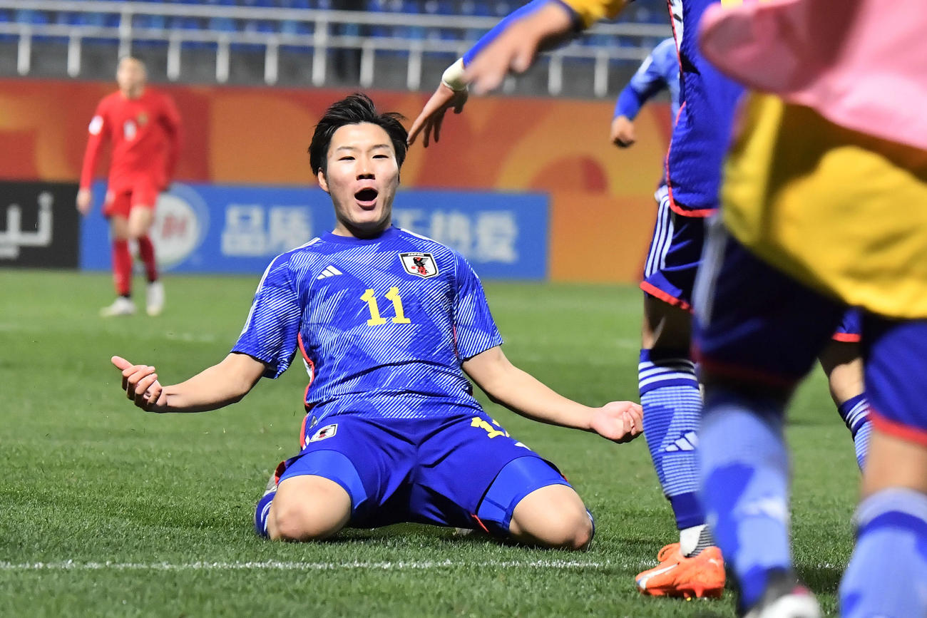 日本対ヨルダン　後半、先制点を決めて喜ぶ坂本（C）AFC
