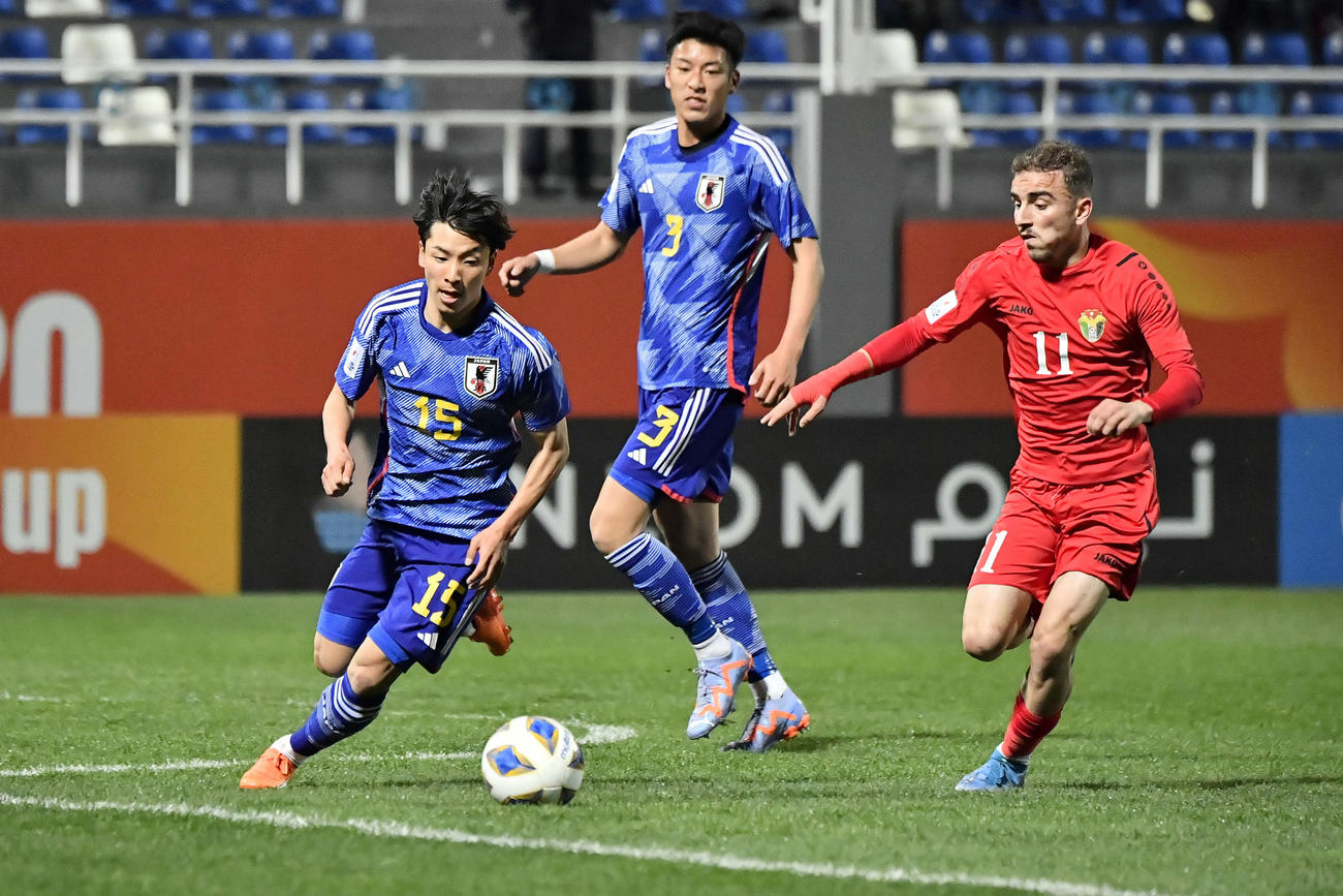 U－20アジア杯　日本対ヨルダン　前半、攻め上がる屋敷。中央は田中（C）AFC
