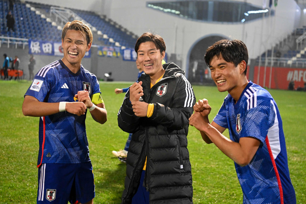 U－20W杯出場をペッパーミル・パフォーマンス？　で喜ぶ松木（左）ら日本の選手たち（C）AFC