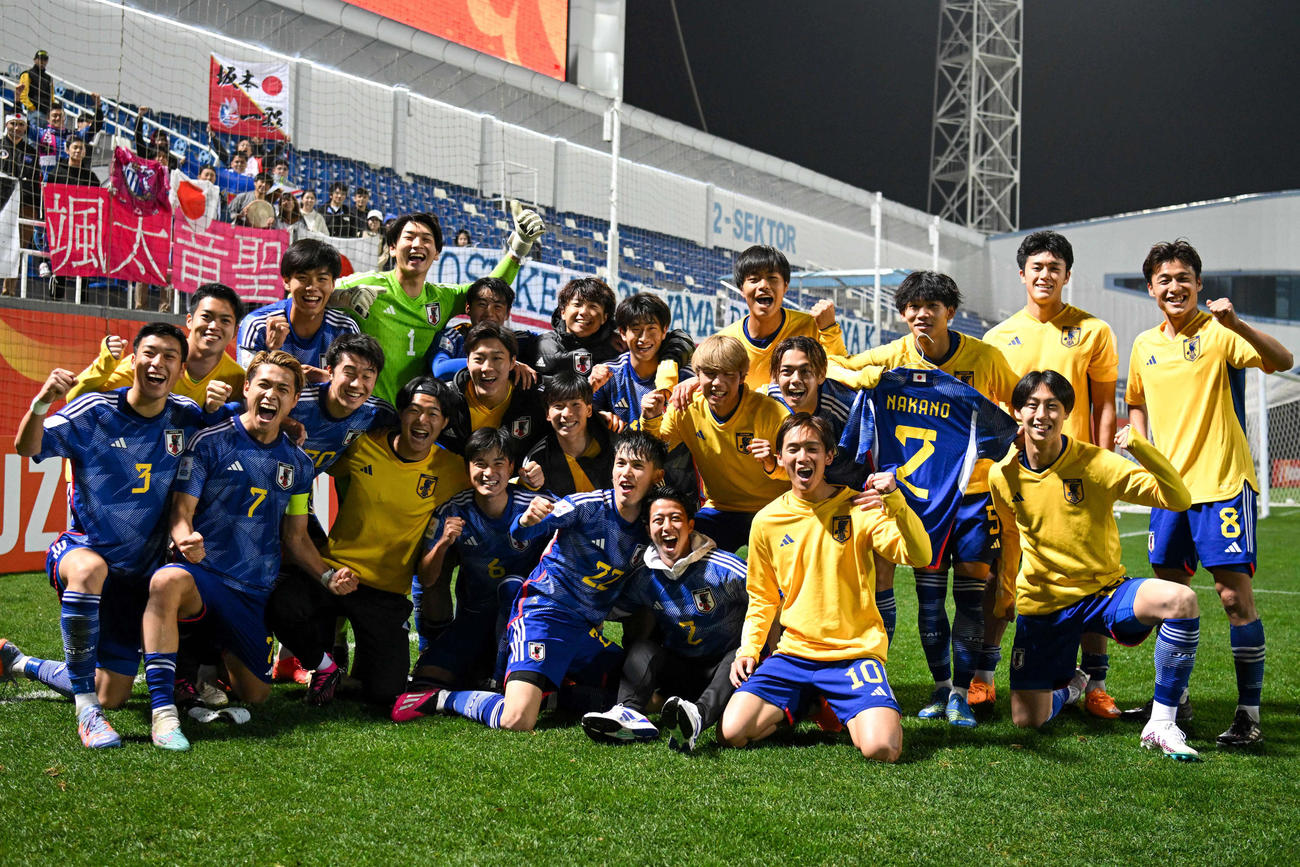 ヨルダンに勝利しU－20W杯出場を決めた日本の選手たちは歓喜の記念撮影（C）AFC
