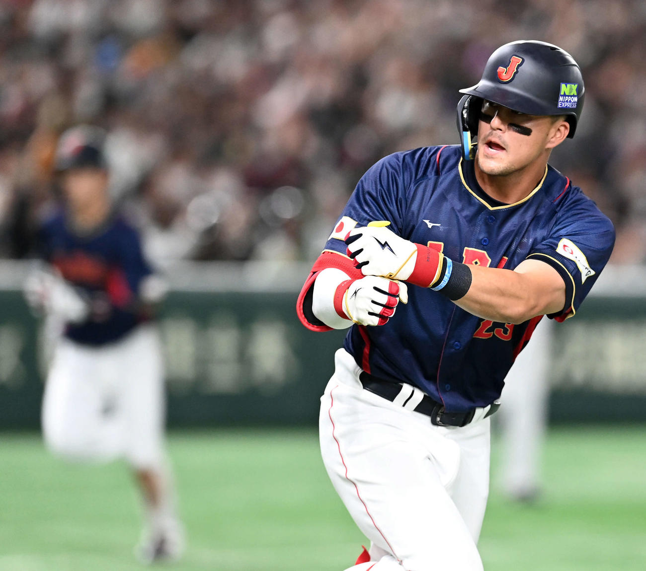日本対オーストラリア　2回表日本1死三塁、中前に適時打を放ちペッパーミルポーズを決めるヌートバー（23年3月12日撮影）