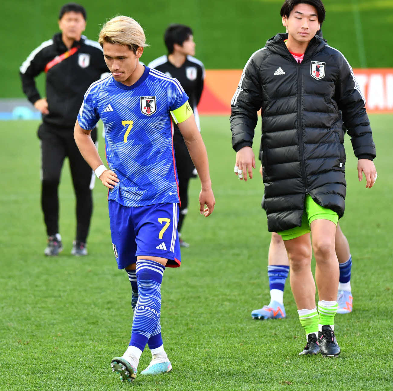 日本対イラク　PK戦の末に敗れ、決勝進出を逃して肩を落として引き揚げる松木（手前）ら日本の選手たち（C）AFC