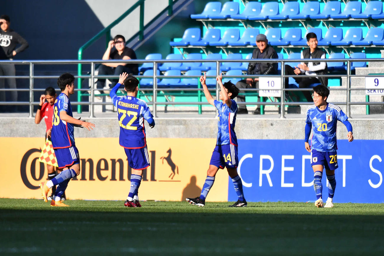 日本対イラク　後半、ゴールを決めて喜ぶ永長（右から2人目）ら日本の選手たち(C)AFC