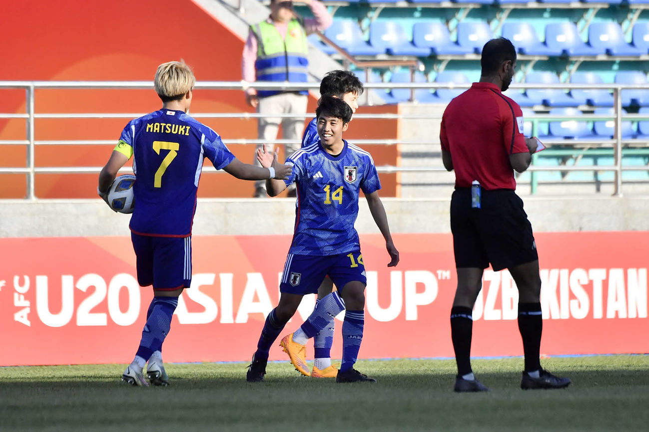 日本対イラク　後半、ゴールを決めた永長（中央手前）は笑顔で松木（左）とハイタッチ(C)AFC