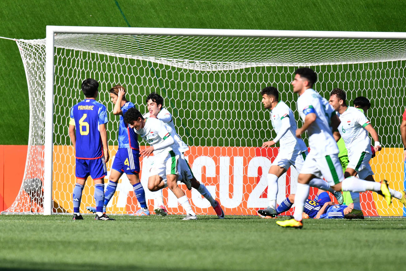 日本対イラク　前半、先制ゴールを許して肩を落とす日本の選手たち(C)AFC