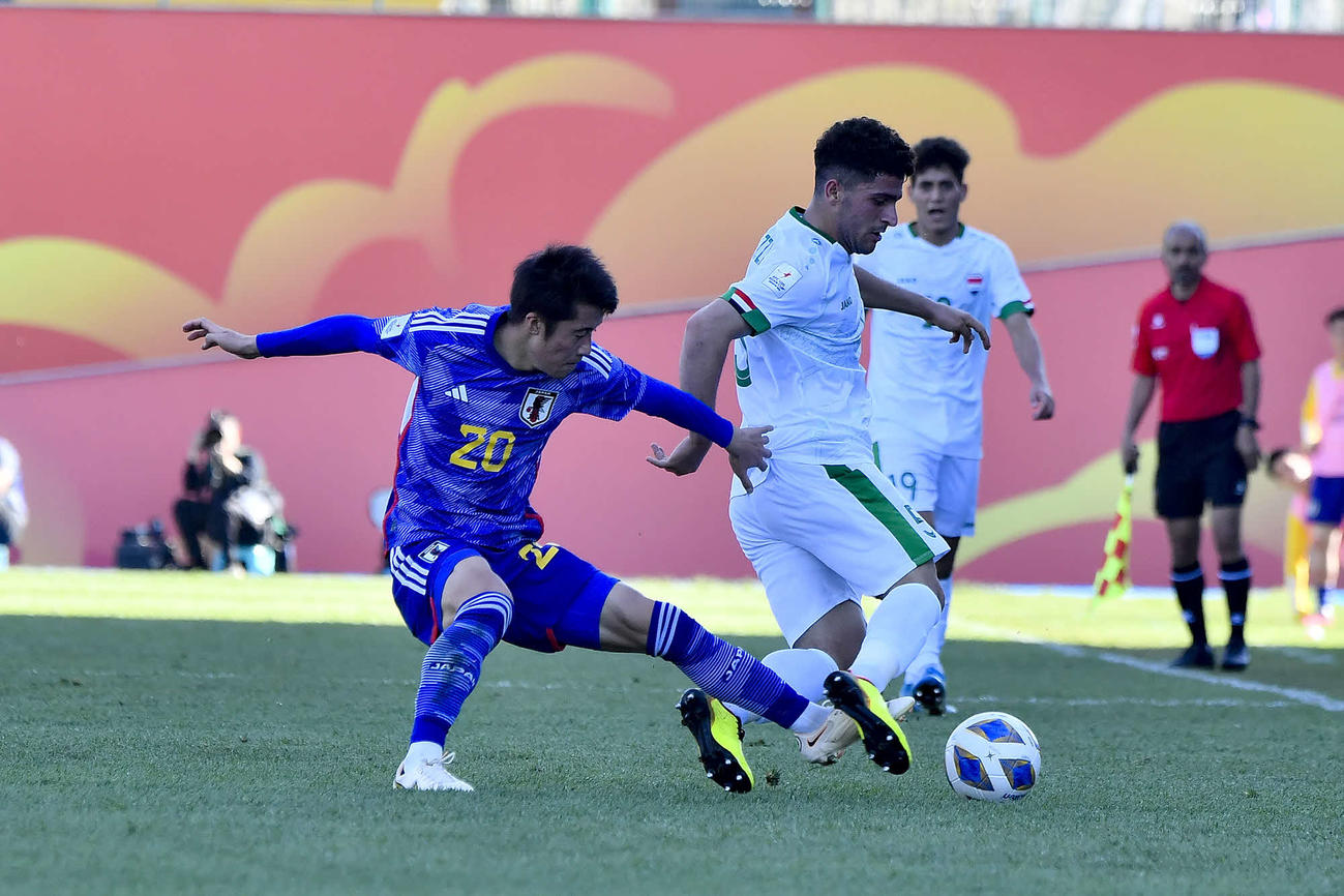 日本対イラク　前半、競り合い、懸命にボールへ足を伸ばす安部（左）(C)AFC