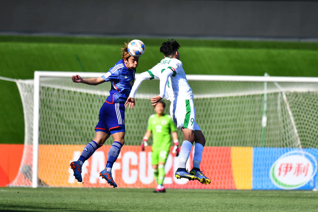 日本対イラク　前半、ヘディングで競り合う菊地（左）(C)AFC