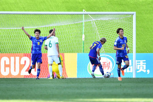 日本対イラク　後半、永長のゴールを喜ぶ佐野（左）ら日本の選手たち(C)AFC