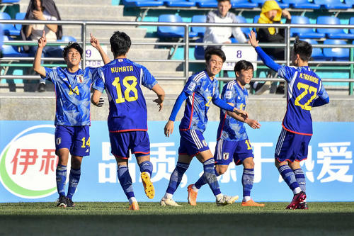 日本対イラク　後半、ゴールを決めて喜ぶ永長（左）ら日本の選手たち(C)AFC