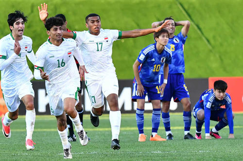 日本対イラク　PK戦の末に敗れ、決勝進出を逃して肩を落とす日本の選手たち（右）と歓喜のイラクイレブン（C）AFC