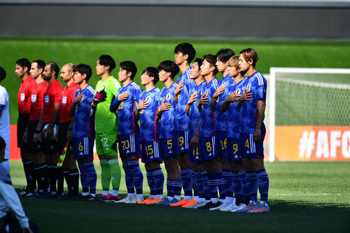 日本対イラク　試合前、君が代斉唱をする日本の先発メンバー（C）AFC