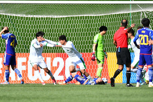 日本対イラク　前半、先制ゴールを許して肩を落とす日本の選手たち(C)AFC