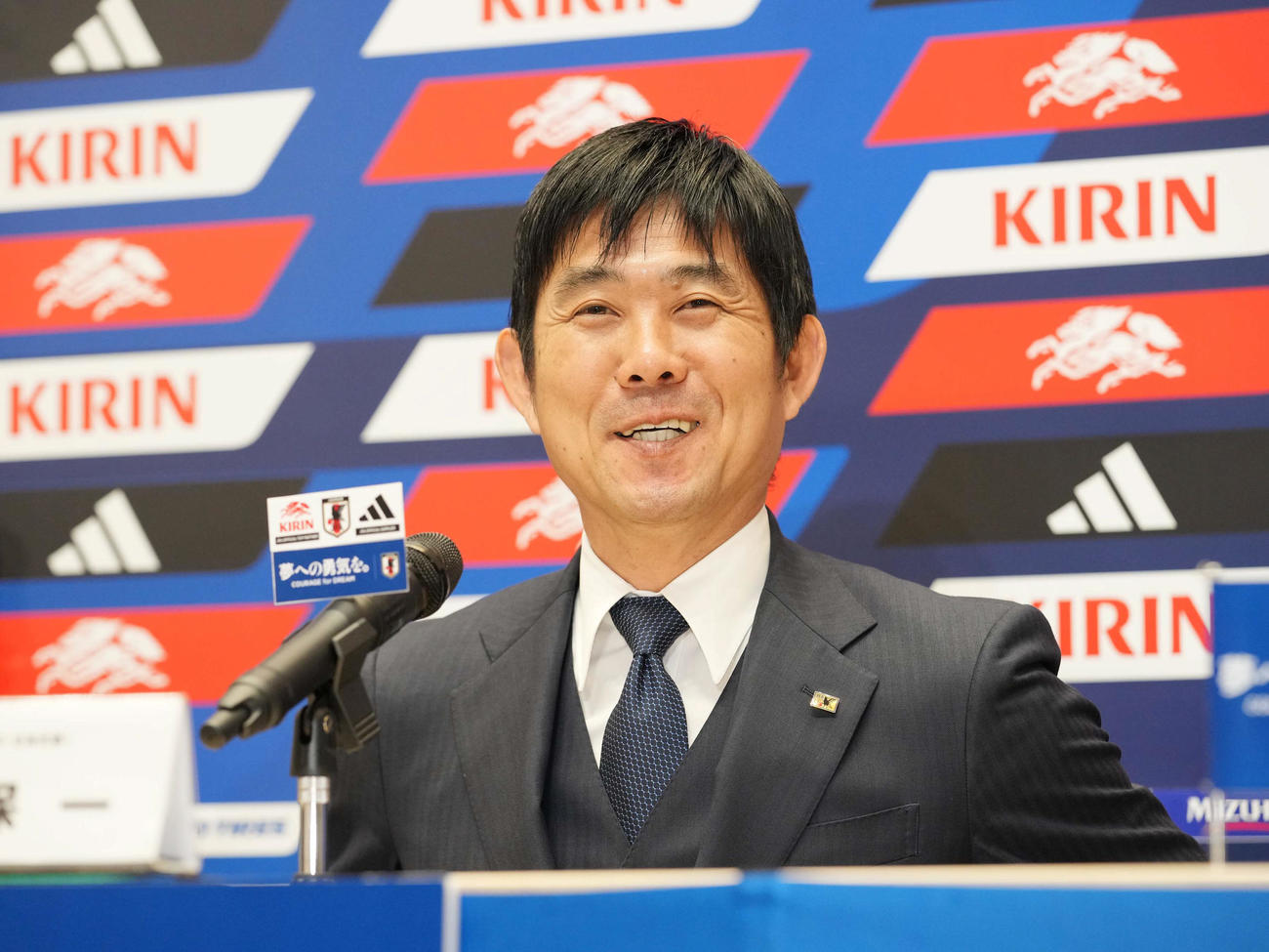 キリンチャレンジカップ2023に臨む日本代表メンバーの記者発表会見で笑顔を見せる森保監督（撮影・小沢裕）