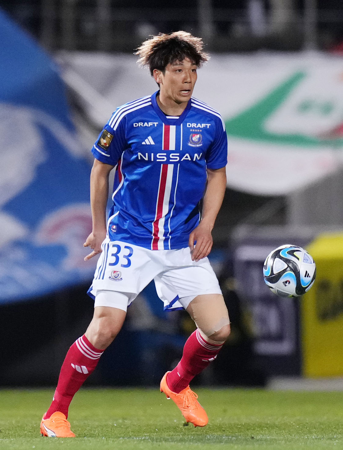 ドリブルする横浜DFの角田涼太朗（2023年3月撮影）