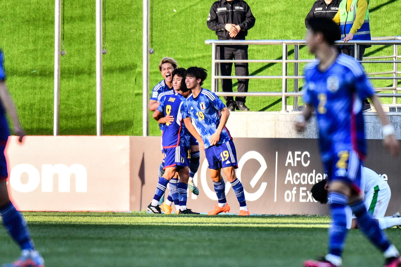 日本対イラク　延長後半、ゴールを決めた熊田らと抱き合って喜ぶ松木（左後方）(C)AFC