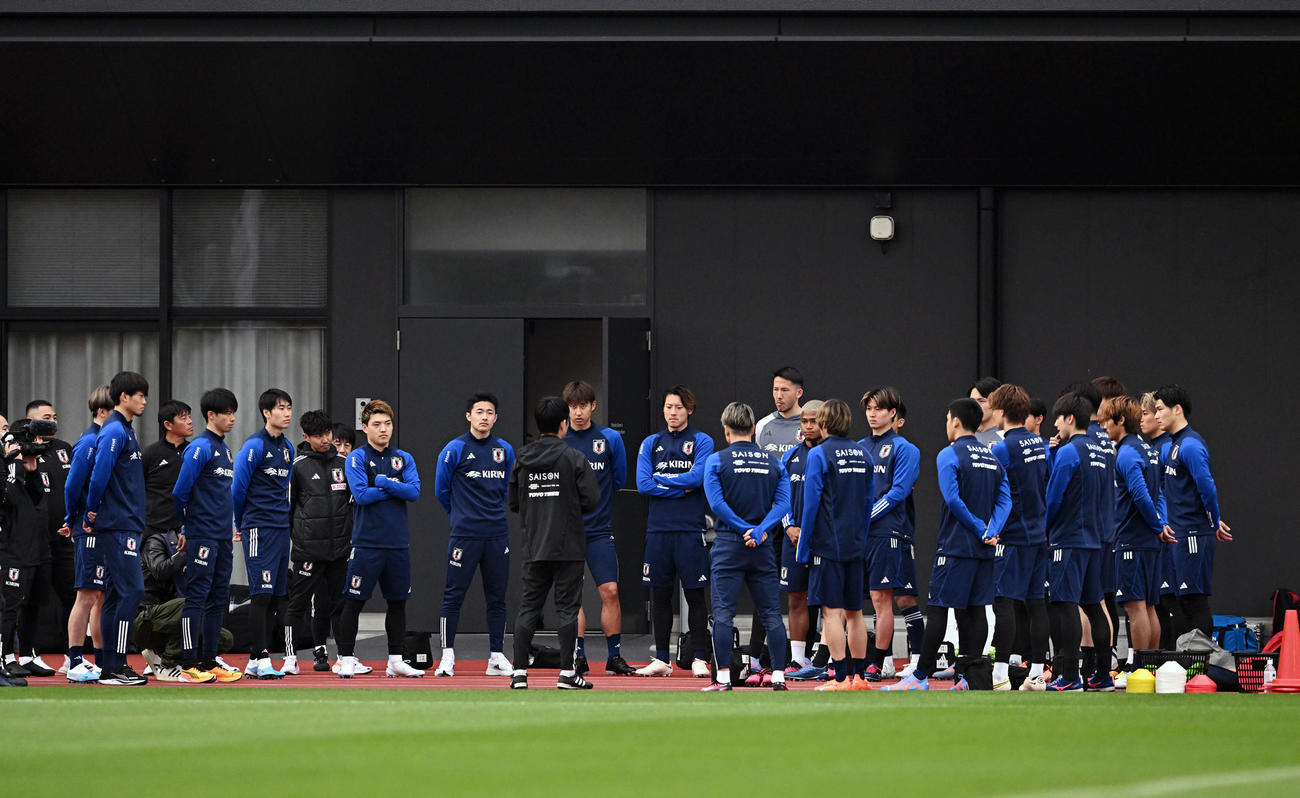 練習前に集合し森保監督（中央）の話しを聞く日本代表の選手たち（撮影・滝沢徹郎）