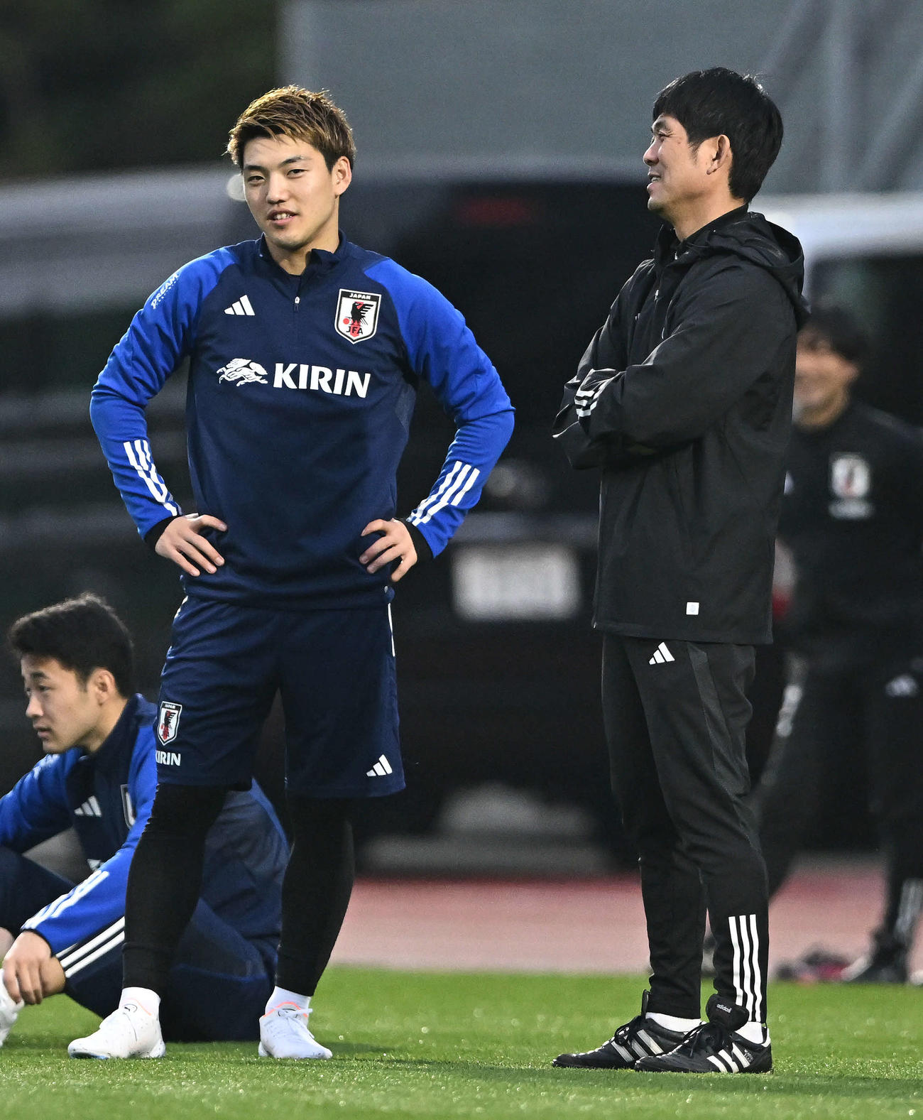 堂安（左手前）は森保監督と話す（撮影・滝沢徹郎）