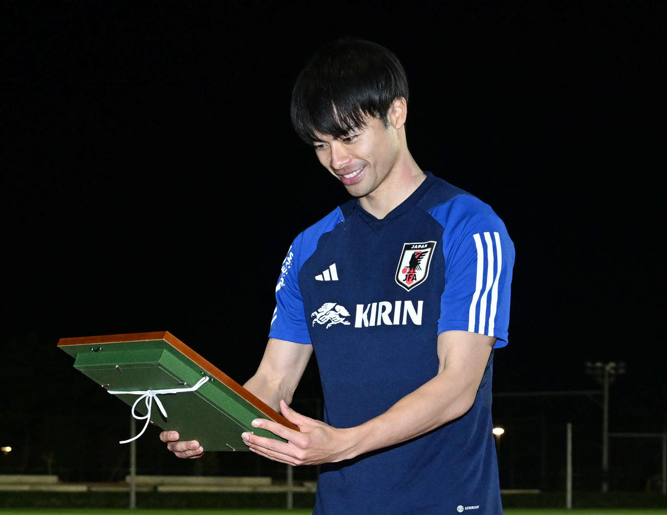 記者の選ぶ年間最優秀選手賞を受賞し笑顔を見せる三笘（撮影・滝沢徹郎）