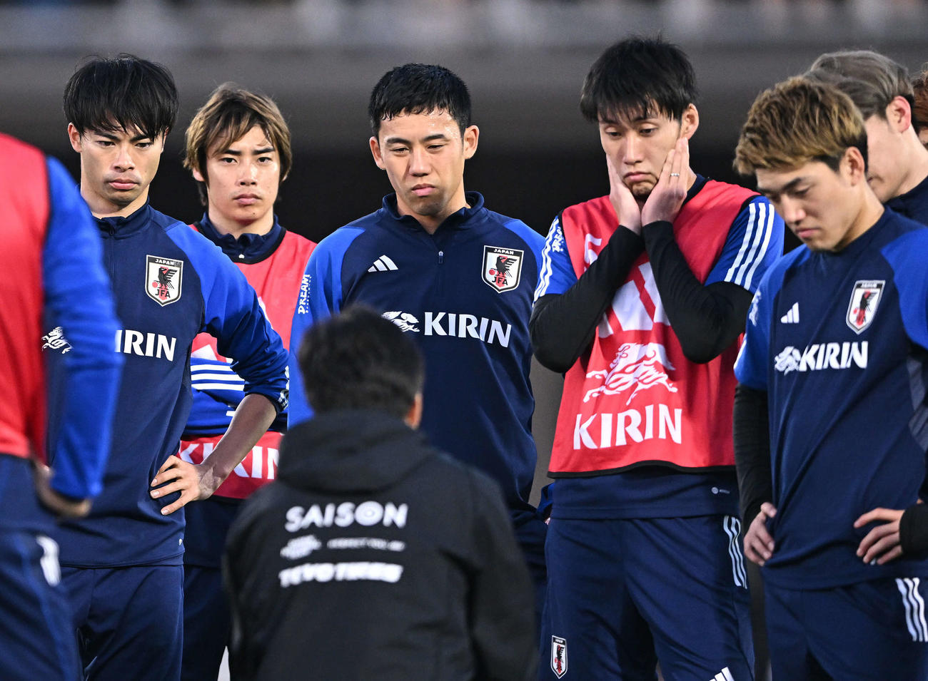 練習でコーチの話しを聞く、左から三笘、伊東、遠藤、鎌田、堂安（撮影・滝沢徹郎）