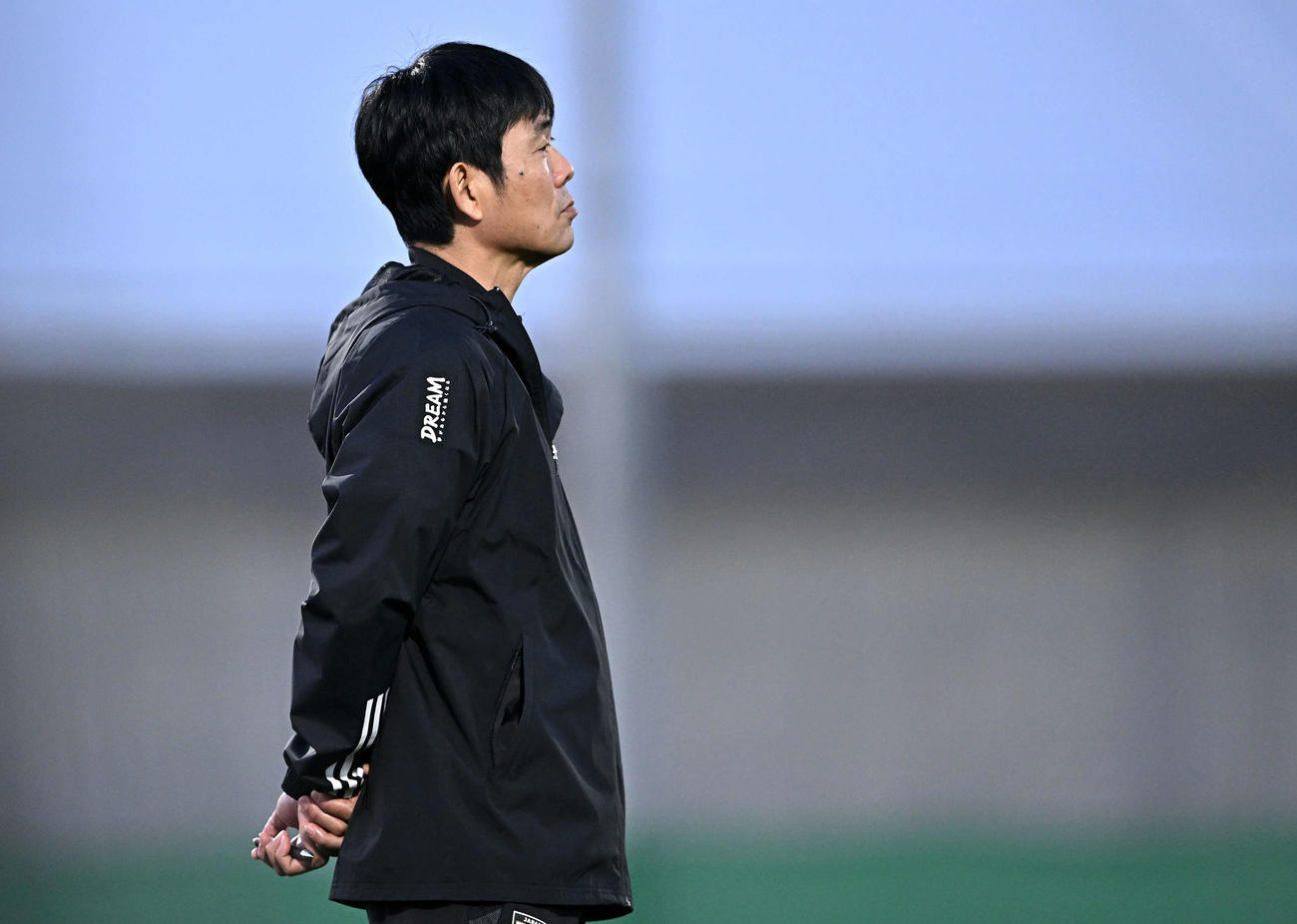 調整する選手を見守る森保監督（撮影・滝沢徹郎）