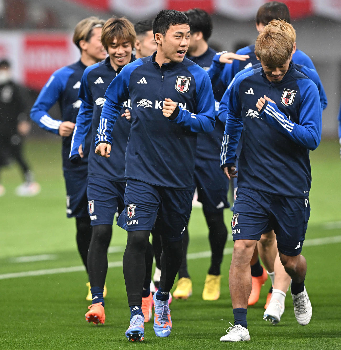 ランニングで先頭を走る遠藤（手前左）（撮影・滝沢徹郎）