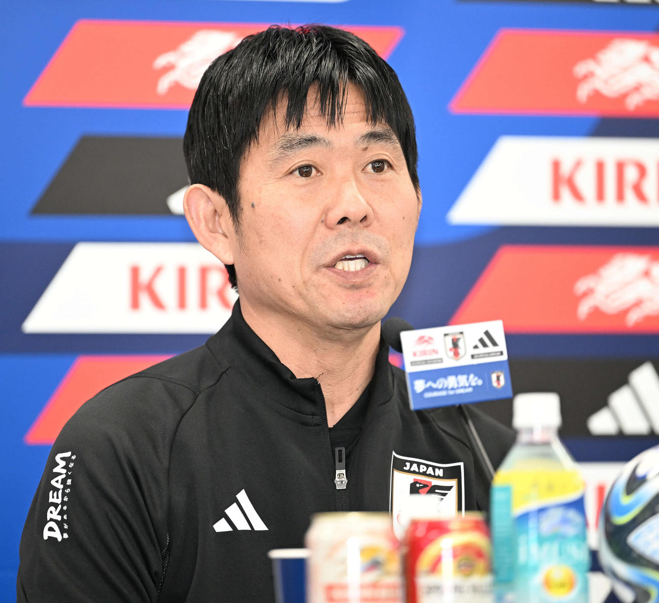 ウルグアイ戦を前に会見する森保監督（撮影・滝沢徹郎）