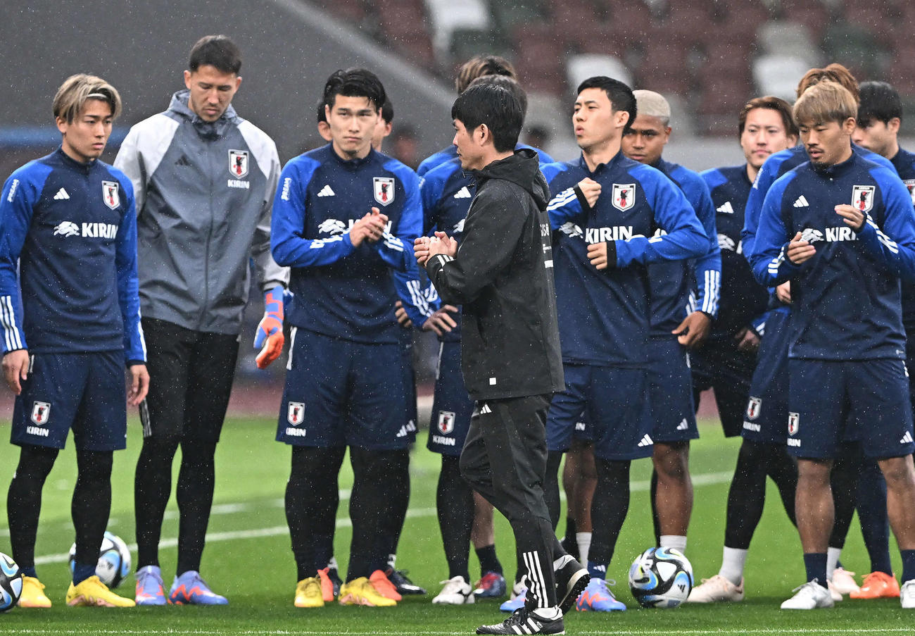 練習前に選手たちに話す森保監督（手前）（撮影・滝沢徹郎）