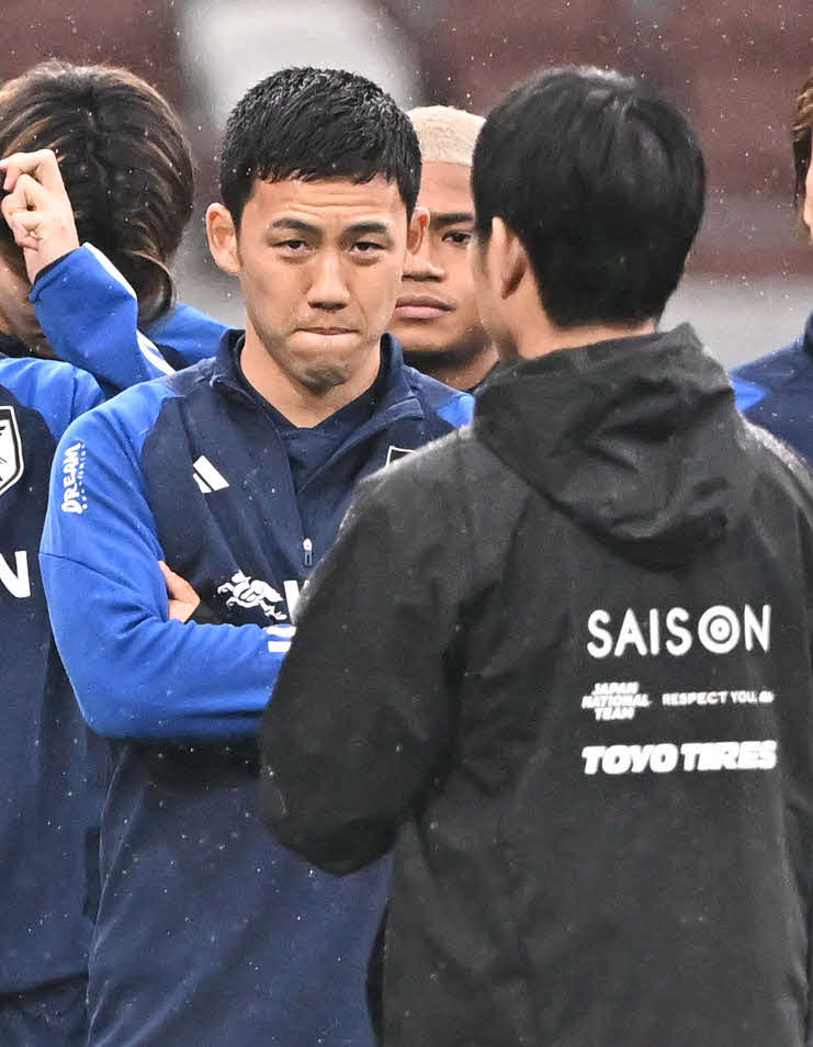 練習前、森保監督（手前）の話を聞く遠藤（撮影・滝沢徹郎）