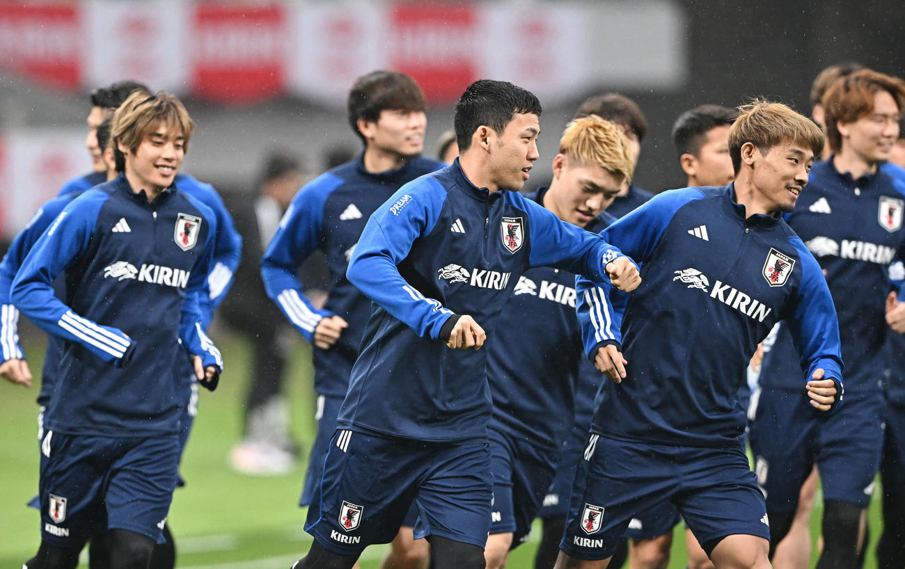 ランニングで先頭を走る遠藤（手前中央）は守田とじゃれ合う（撮影・滝沢徹郎）