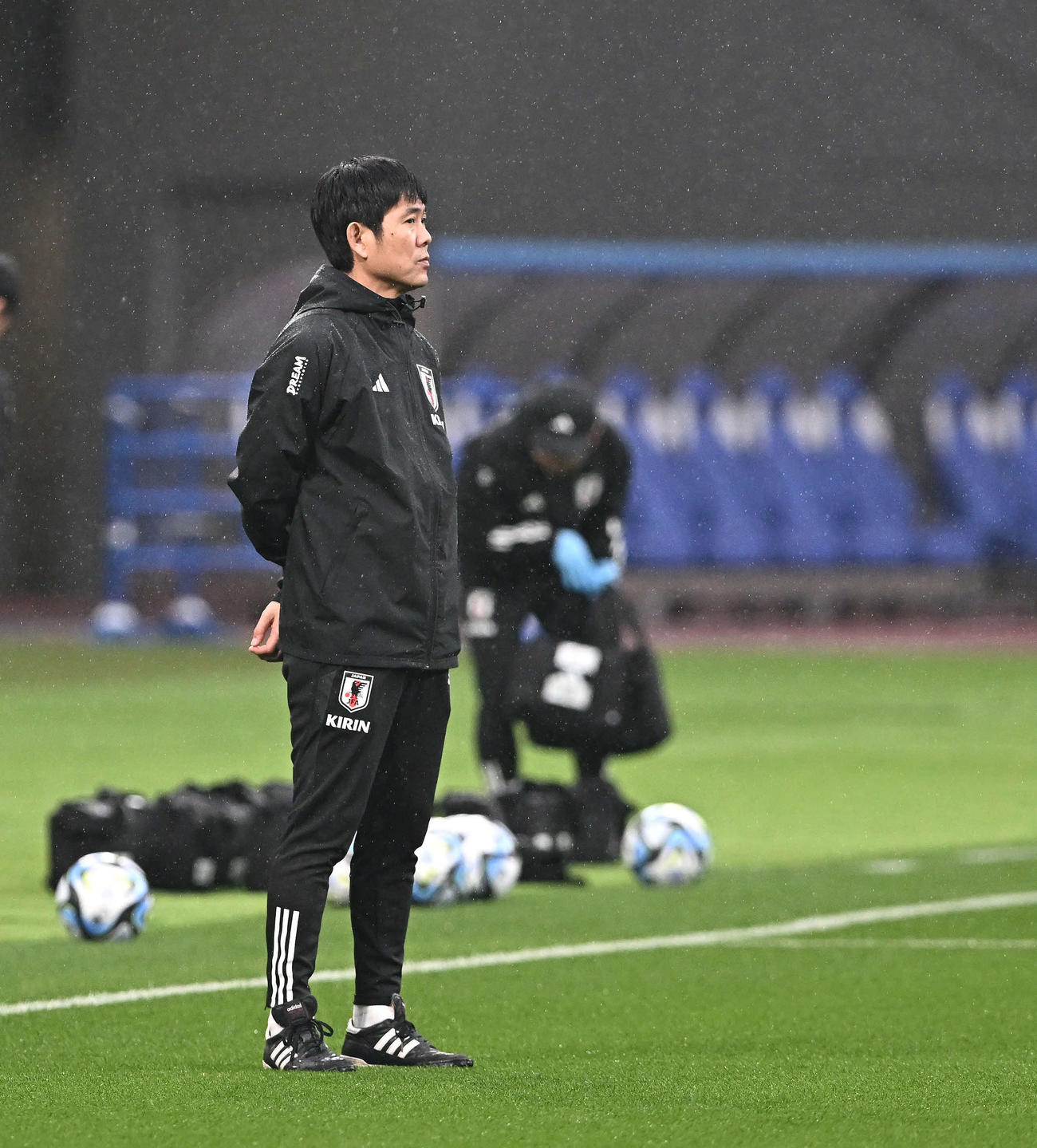 練習を見守る森保監督（撮影・滝沢徹郎）