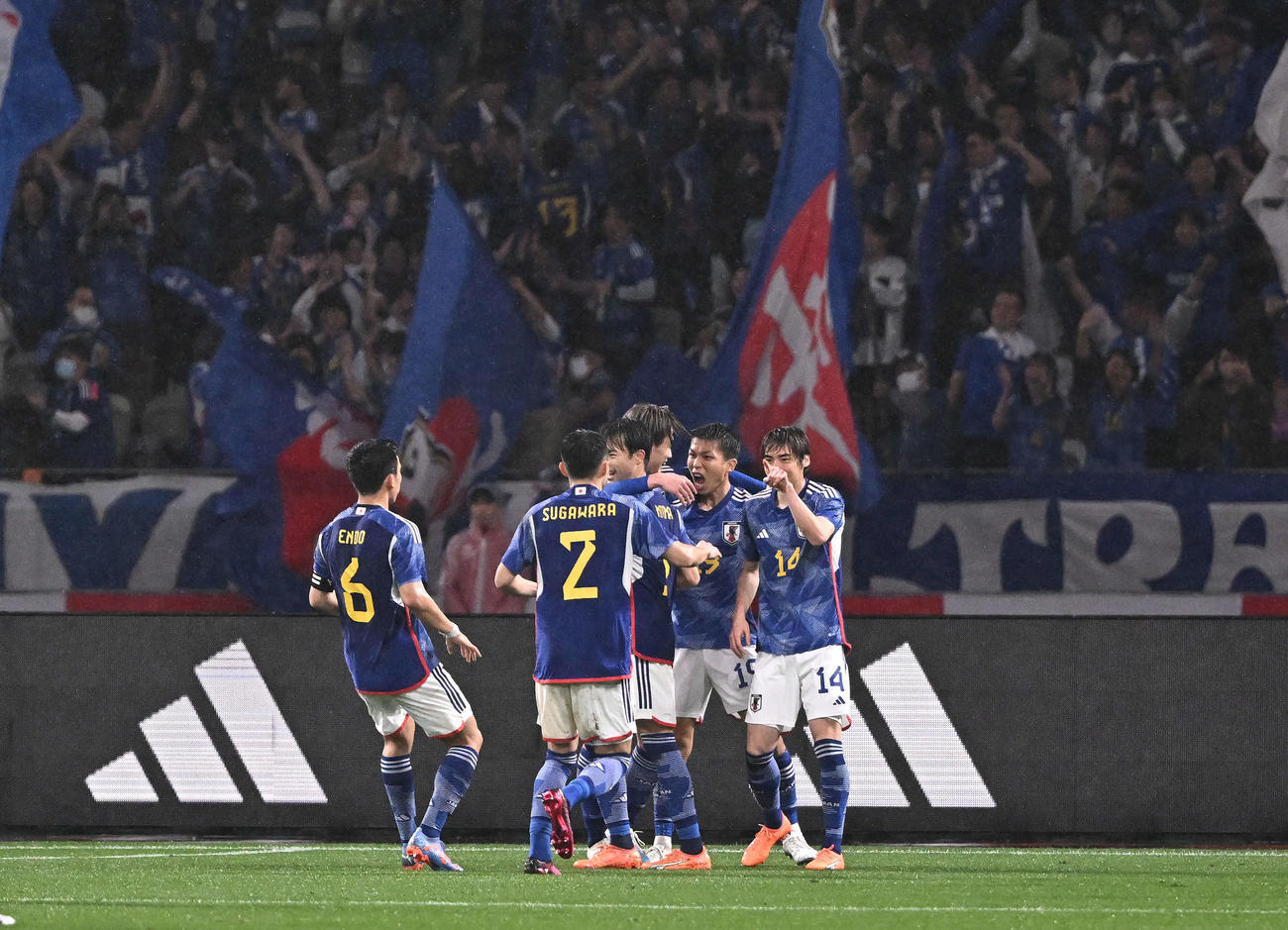 日本対ウルグアイ　後半、同点ゴールを決め喜ぶ西村（右から2人目）（撮影・滝沢徹郎）