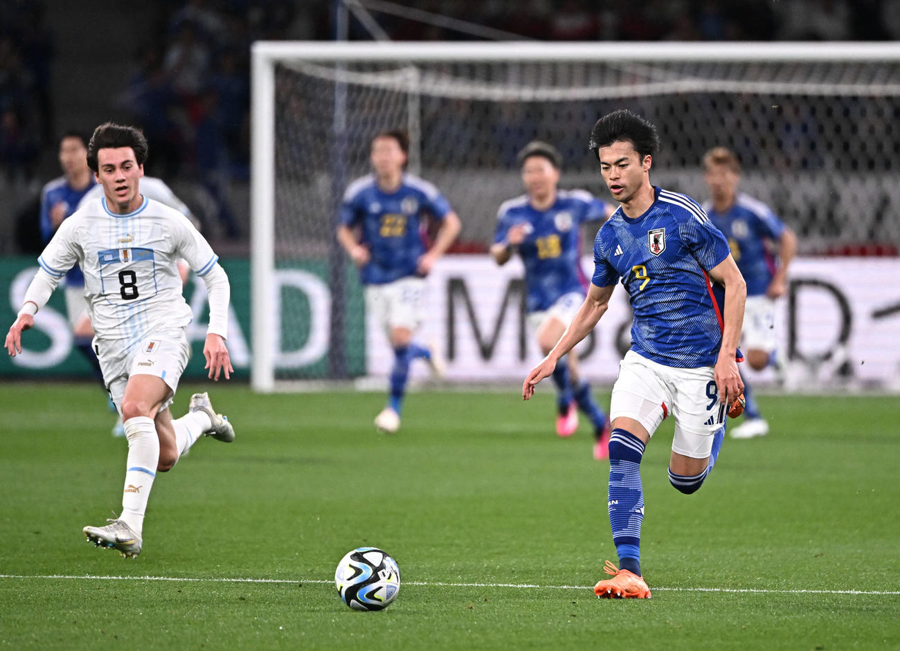 日本対ウルグアイ　前半、ドリブルする三笘（撮影・滝沢徹郎）