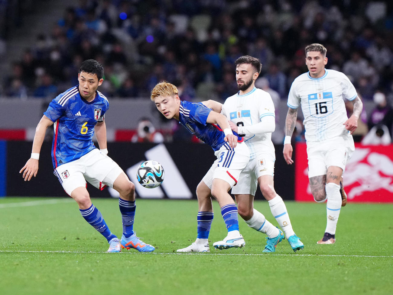 日本対ウルグアイ　前半、体を張って守備をする遠藤（左）と堂安（撮影・江口和貴）