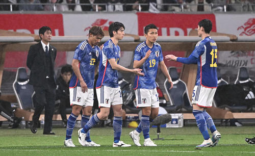 日本対ウルグアイ　後半、途中出場する西村（右から2人目）と田中（同3人目）は交代する鎌田とタッチを交わす。左は守田（撮影・滝沢徹郎）