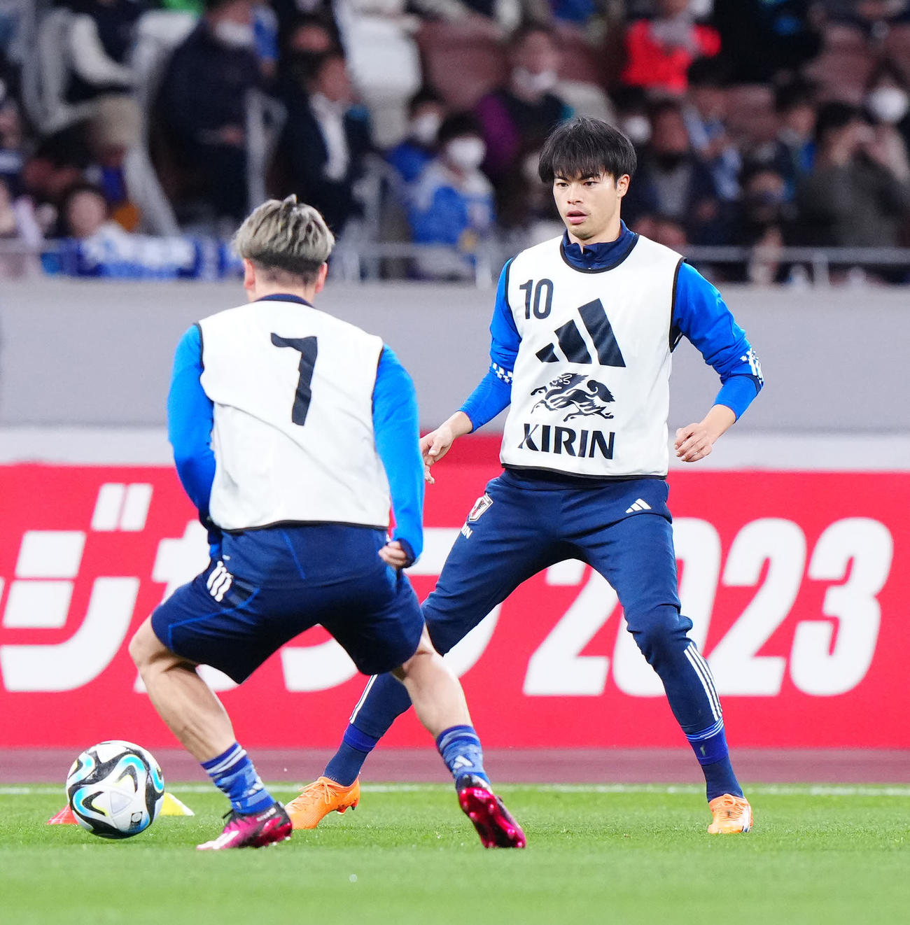 日本対ウルグアイ　試合前練習に臨む三笘（右）（撮影・江口和貴）